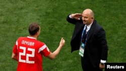 Huấn luyện viên đội tuyển Nga Stanislav Cherchesov và cầu thủ Artem Dzyuba sau khi anh ghi bàn thắng. 5-0 là chiến thắng lớn nhất trong trận mở màn World Cup kể từ năm 1934, khi Italia "hạ" Mỹ 7-1.