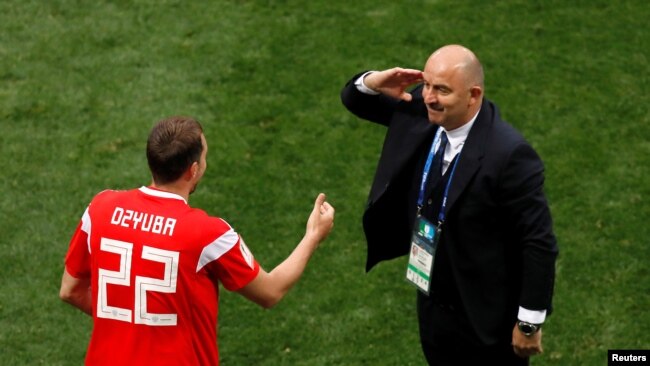 Huấn luyện viên đội tuyển Nga Stanislav Cherchesov và cầu thủ Artem Dzyuba sau khi anh ghi bàn thắng. 5-0 là chiến thắng lớn nhất trong trận mở màn World Cup kể từ năm 1934, khi Italia "hạ" Mỹ 7-1.