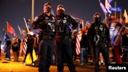 Nevada ပြည်နယ် Las Vegas မြို့ရှိ မဲရေတွက်ရာ နေရာတခုမှာ တွေ့ရတဲ့ ဆန္ဒပြသူများနဲ့ ရဲဝန်ထမ်းတချို့။ (နိုဝင်ဘာ ၀၅၊ ၂၀၂၀)