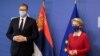 Predsednica Evropske komisije Ursula fon der Lajen i predsednik Srbije Aleksandar Vučić nose zaštitne maske za zaštitu od koronavirusa dok poziraju fotoreporterima pre sastanka u sedištu EU u Briselu, Belgija, 26. aprila 2021. (Foto: Rojters)
