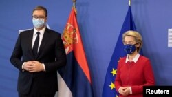 Predsednica Evropske komisije Ursula fon der Lajen i predsednik Srbije Aleksandar Vučić nose zaštitne maske za zaštitu od koronavirusa dok poziraju fotoreporterima pre sastanka u sedištu EU u Briselu, Belgija, 26. aprila 2021. (Foto: Rojters)