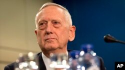 Menteri Pertahanan AS Jim Mattis dalam pertemuan Dewan Atlantik Utara di markas besar NATO di Brussels (15/2). (AP/Virginia Mayo)