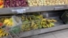Verduras y granos son los principales alimentos que los venezolanos llevan en sus bolsas de mercado. Así pudo constatar la Voz de América en un recorrido por 3 comercios ubicados en zonas de clase media de Caracas.