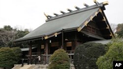 Đền thờ Yasukuni ở Tokyo vinh danh các tử sĩ Nhật, trong đó có 14 tội phạm chiến tranh cùng với 2,5 triệu chiến sĩ trận vong.