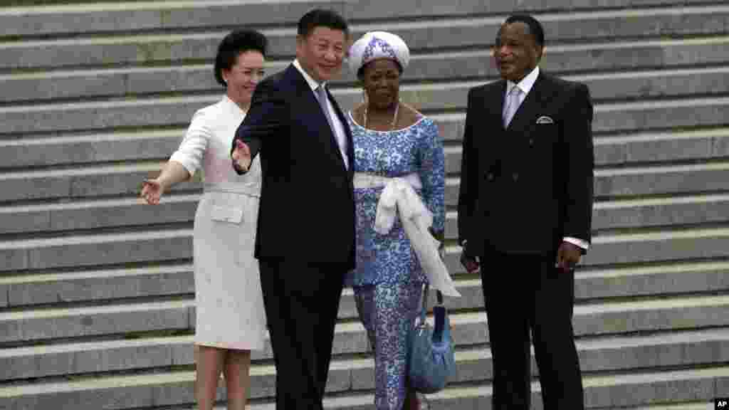 Les deux président des deux pays et leurs épouses, lors de la cérémonie en Chine, le 5 juillet 2016.