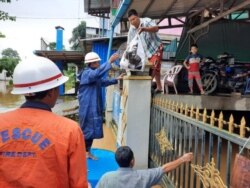 ကချင်ပြည်နယ်၊ မိုးညှင်းခရိုင်၊ ဖားကန့်မြို့နယ်မှာ မိုးအဆက်အပြတ်ရွာသွန်းမှုကြောင့် ဥရုချောင်းရေများ ဝင်ရောက်တာကြောင့် ရေကြီးမှုနဲ့ ကြုံနေရသူများကို အကူအညီပေးနေတဲ့ မီးသတ်တပ်ဖွဲ့ဝင်များ။ (ဓာတ်ပုံ - Myanmar Fire Services Department - သြဂုတ် ၁၈၊ ၂၀၂၀)