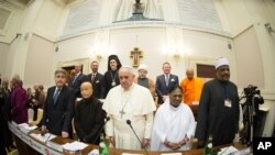 Le pape François, entouré de chefs religieux du monde entier, au Vatican le 2 décembre 2014 (AP)