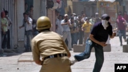 پانچ اگست کے بعد مختلف مواقع پر سیکیورٹی فورسز اور مقامی افراد کے درمیان جھڑپیں بھی ہوتی رہی ہیں۔