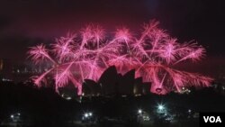 آتش بازی های سال نو میلادی بر فراز سالن اپرای سیدنی در استرالیا. آرشیو، ۳۱ دسامبر ۲۰۱۳