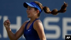 Catherine Bellis celebra un punto en su partido contra Dominika Cibulkova, de Eslovaquia.