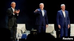 Predsednk SAD Džo Bajden uz bivše demokratske predsednike Baraka Obamu i Bila Klintona učestvuje na događaju za prikupljanje sredstava za svoju kampanju u njujorškom Radio siti mjuzik holu, 28. marta 2024. (Foto: Reuters/Elizabeth Frantz)
