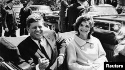 အမေရိကန်သမ္မတဟောင်း John F. Kennedy နဲ့ သမ္မတဟောင်းကတော် Jackie Kennedy.
