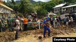 Banjir bandang dan tanah longsor melanda Kampung Lebo, Kabupaten Kepulauan Sangihe, Sulawesi Utara, Jumat (3-1) sekitar pukul 05.30 WITA. (Foto:VOA/ BNPB)