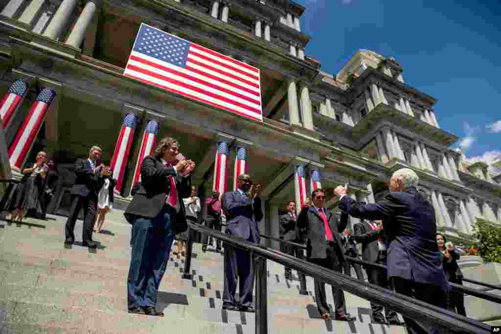 مایک پنس معاون رئیس جمهوری آمریکا در ساختمان مجاور کاخ سفید در مراسم سوگند گروهی از تازه شهروندان آمریکایی حضور یافت. افراد دارای گرین کارت آمریکا بعد از پنج سال در صورت داشتن شرایط می‌توانند شهروند آمریکا شوند. 