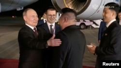 블라디미르 푸틴 러시아 대통령이 북한 평양순안국제공항에서 열린 환영식에서 김정은 북한 국무위원장과 인사를 나누고 있다. 사진 = Kremlin.ru/Handout