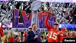 Patrick Mahomes iz Kansas City Chiefsa slavi s trofejem nakon pobjede na Super Bowlu LVIII 11. veljače 2024.