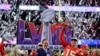 Pemain Kansas City Chiefs Patrick Mahomes mengangkat trofi Vince Lombardi setelah timnya berhasil memenangkan Super Bowl LVIII dalam pertandingan melawan San Francisco 49ers di Stadion Allegiant, Las Vegas, Nevada, pada 11 Februari 2024. (Foto: Reuters/Brian Snyder) 