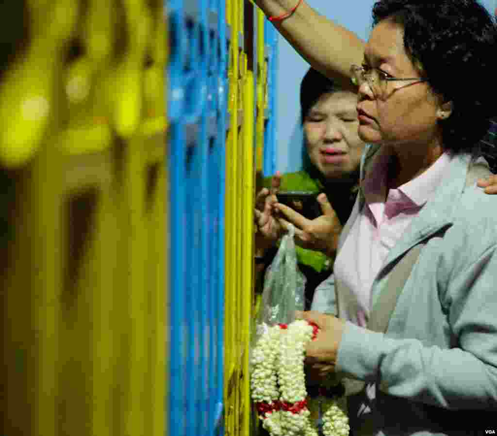 Supporters are waiting for the release of activists and opposition party members in front of Correctional Center 1 in the evening of 27th August, 2018 in Phnom Penh, Cambodia. (Tum Malis/VOA Khmer