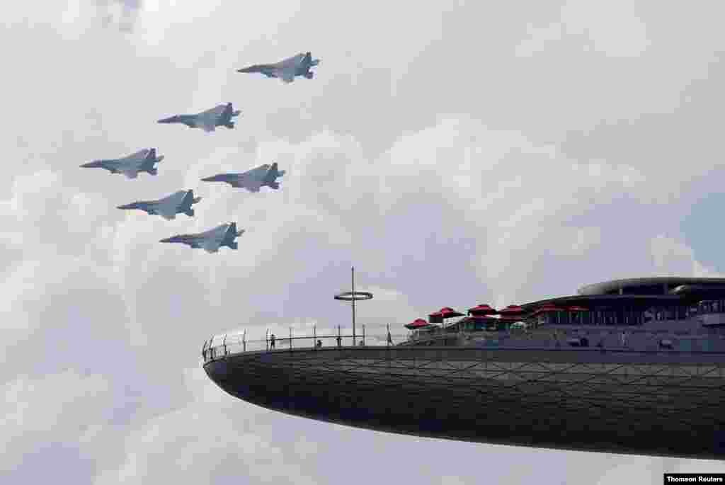 싱가포르 국경일을 기념하기 위해 전투기(F-15SG)들의 시범비행이 펼쳐졌다.