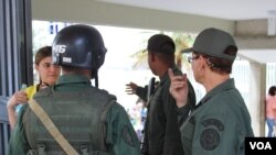Más de 13.800 centros electorales empezaron a abrir a las 6 de mañana. [Foto: Iscar Blanco, VOA].
