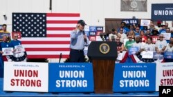 Presiden Joe Biden berbicara pada acara Hari Buruh di depan serikat pekerja logam di kota Philadelphia, Senin, 4 September 2023.