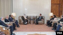 Presiden Bashar al-Assad (kanan tengah) bertemu dengan Perdana Menteri Qatar Sheikh Hamad bin Jassim Bin Jabr al-Thani (kiri tengah) dan tim menteri-menteri Liga Arab di Damaskus, Rabu (26/10).