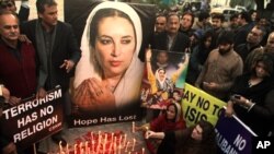 Sipòtè lidè defen Beazir Bhutto yo kap patisipe nan yon seremoni nan Lahore nan memwa lidè yo yo te asasine nan lane 2007. (Foto: AP/K.M. Chaudary) 25 desanm 2017.