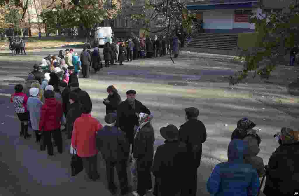 People stand in line to vote at a polling station for leadership elections held by pro-Russian separatists, Donetsk, Nov. 2, 2014. 