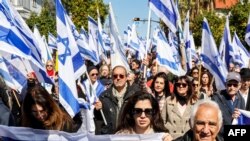 د شورو، چهارشنبې، په ورځ په زرګونو خلکو د شېري بيبس او د هغې د دوو ځامونو په جنازه کې شرکت وکړو. شېري او د هغې ځامن په غزه کې د حماس په ولکه کې وژل شوي او مرګ يې د یرغمالانو د مشکلاتو علامت ګڼل کېږي