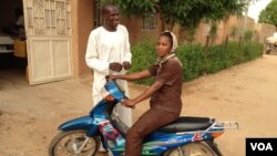 Un habitant de Gao sur sa motocyclette à Gao, Mali, 22 juin 2012. (Idriss Fall/VOA)