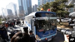 2015年2月2日一辆载有大韩航空公司原副总裁赵贤娥的公车来到韩国首尔西区地方法院