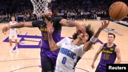 El delantero de Los Ángeles Lakers, Anthony Davis (3), bloquea un tiro del escolta de Orlando Magic, Anthony Black (0), en la primera mitad del partido en el Crypto.com Arena, el 21 de noviembre de 2024 en Los Ángeles, California, EEUU. Foto: Jayne Kamin-Oncea-Imagn Images.