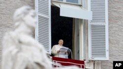 El papa Francisco durante el rezo del Ángelus en la Plaza de San Pedro el domingo 6 de diciembre de 2020.