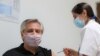 En esta foto divulgada por la oficina de prensa de la Casa Rosada, el presidente argentino, Alberto Fernández, recibe una inyección de la vacuna rusa Sputnik V contra el COVID-19, el jueves 21 de enero de 2021.
