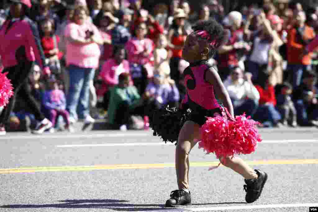 Một em nhỏ tham gia diễu hành.