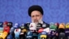 El presidente electo de Irán, Ebrahim Raisi, responde a medios en una conferencia de prensa en Teherán, el 21 de junio de 2021.