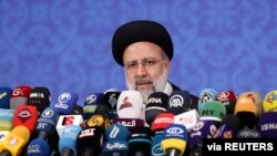 El presidente electo de Irán, Ebrahim Raisi, responde a medios en una conferencia de prensa en Teherán, el 21 de junio de 2021.