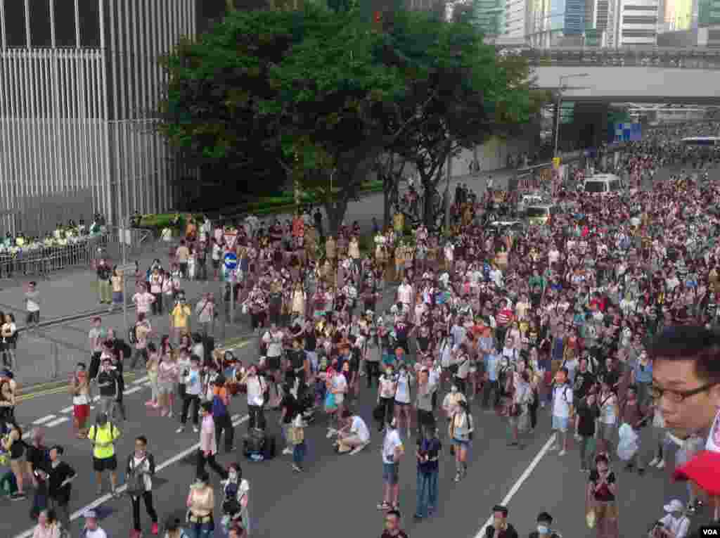 港人聲援佔中抗拒警方封鎖中環金鐘多處癱瘓（美國之音海彥拍攝） 