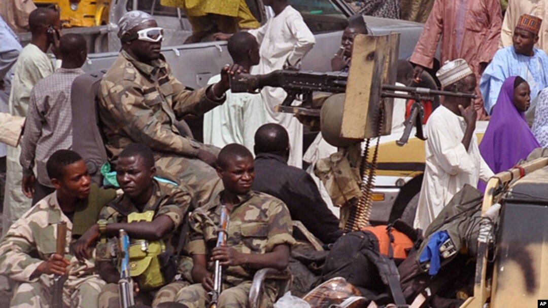 Tentara Nigeria melakukan patroli terhadap sebuah pasar di Maiduguri (27/1).