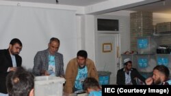 Sejumlah petugas dari Komisi Pemilu Independen Afghanistan (IEC) sedang menghitung surat suara, 13 November 2019. 