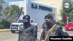 Miembros de la Policía Nacional de Nicaragua durante el allanamiento a las instalaciones de La Prensa. [Foto: VOA/Houston Castillo].