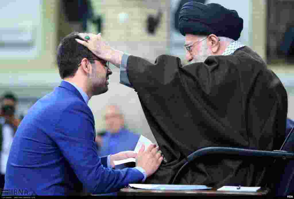 در حاشیه دیدار معلمان با رهبر، آیت الله خامنه ای بر سر این معلم دست تفقد می کشد.