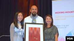 Many Uch, middle, receives an Individual Changemaker award from SEARAC's representatives at Renaissance Hotel, Washington DC,​ October 13, 2017. (Hong Chenda/VOA)