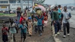 Warga yang melarikan diri dari rumahnya masing-masing akibat pertempuran yang berlangsung di Kongo, berjalan menuju pusat Kota Goma, Republik Demokratik Kongo, pada 26 Januari 2025. (Foto: AP/Moses Sawasawa)