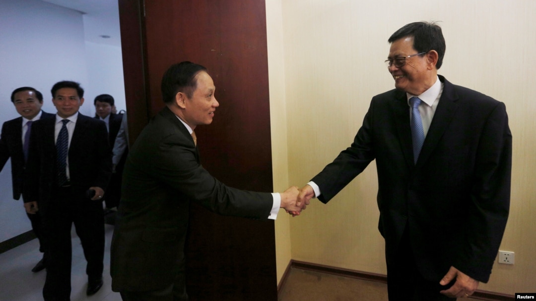 Pejabat Kamboja, Var Kim Hong (kanan) menyambut Deputi Menlu Vietnam Le Hoai Trung di Phnom Penh, Selasa (30/8).