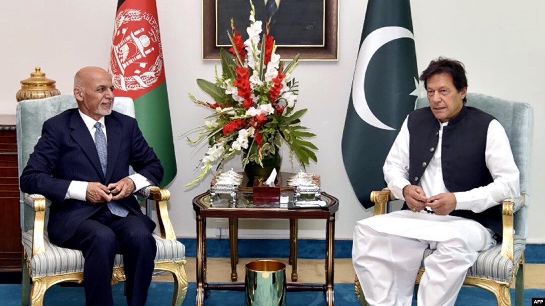 PM Pakistan Imran Khan (kanan) menerima kunjungan Presiden Afghanistan Ashraf Ghani di Islamabad, Kamis (27/6). 
