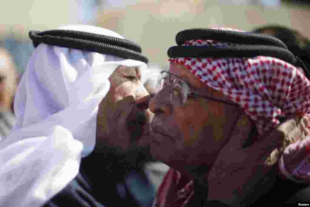 Saif al-Kasaesbeh (R), father of Jordanian pilot Muath al-Kasaesbeh, greets a mourner who turned up at the headquarters of the family&#39;s clan in the city of Karak, Feb. 4, 2015.