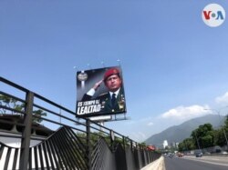 A las afueras de la base aérea militar La Carlota, en Caracas, una valla publicitaria de la Dirección General de Contrainteligencia Militar muestra la imagen del fallecido presidente Hugo Chávez. Agosto, 2021. Foto: Álvaro Algarra - VOA.