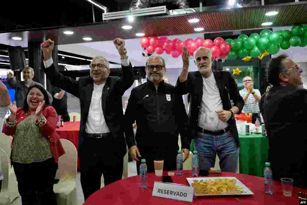 ابوالفضل پسندیده، سفیر ایران در مکزیک، و مهدی محمدنبی، نایب‌رئیس فدراسیون فوتبال، هنگام تماشای دیدار ایران و نیوزیلند در تیخوانا شادی می‌کنند.