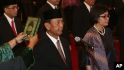 Ông Wiranto, Bộ trưởng An ninh (trái) và bà Sri Mulyani Indrawati, Bộ trưởng Tài chính, tuyên thệ nhậm chức tại Dinh Độc Lập ở thủ đô Jakarta, ngày 27/7/2016.